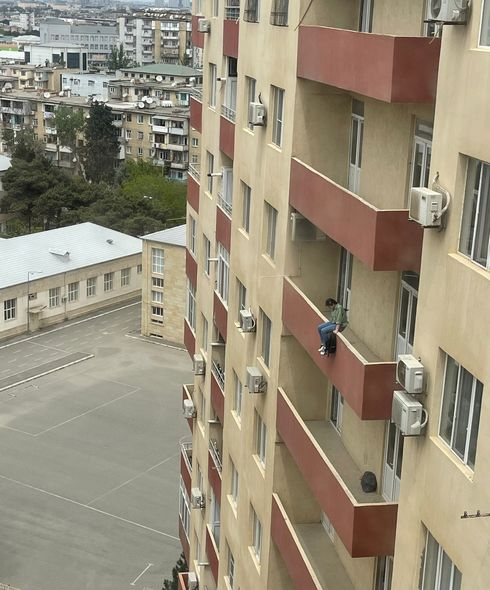 Özünü binadan atan qıza təmizlikçi qadın...